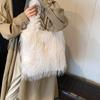 Bolsa de pelúcia estilo mochila feminina, estilo europeu e americano, nova bolsa transversal de ombro único com miçangas, estilo inverno 2025