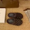 Mules cerrados tipo Birkenstock con suela gruesa y estampado de lunares para mujer, colección otoño 2026, diseño sin cordones, versátiles y cómodos para usar al aire libre.