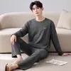 Pijama de algodón puro para hombre, nueva colección primavera/otoño 2026, ligero, manga larga, diseño simple, talla grande, adecuado para usar en casa o como ropa de exterior