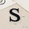 Pegatinas de tela bordadas 26 letras inglesas pegatinas de tela bordadas al por mayor adhesivo termofusible parche DIY para ropa accesorios de ropa