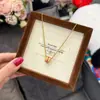 Cadena de oro Puzuo Gold Shop con el mismo estilo, en oro arena, rosa y rojo, con transferencia de diamantes, para mujer, de lujo, ligera, de alta gama, para clavícula de novia.