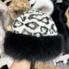 Chapéu de Pelúcia Estampa de Leopardo Mongol para Mulheres, Inverno Engrossado, à Prova de Frio, Quente, Afina o Rosto, Versátil, Protege as Orelhas, Chapéu de Pescador Atacado