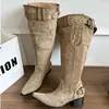 Botas Altas de Moda 2026 Estilo Nuevo para Pantorrilla Ancha Adelgazantes, con Punta Fina, Tacón Grueso, Hebilla de Cinturón y Diseño Fruncido