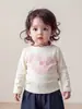 Conjunto dulce de tres piezas de otoño para bebés niñas: conjunto para niña de cárdigan tejido para bebé, camiseta base con estampado de gato y pantalones de campana de mezclilla