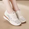 Zapatos Blancos Casuales de Moda con Diseño Hueco para Mujer, Primavera/Verano 2026, Cómodos Zapatos Elásticos sin Cordones para Comercio Transfronterizo