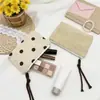 Nova porta-moedas de veludo cotelê com bolinhas, uma bolsa portátil para batom e maquiagem para mulheres, apresentando um design fofo e grande capacidade de armazenamento.