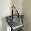Bolso de mano con estampado de leopardo estilo coreano inspirado en Instagram, bolso de hombro elegante para estudiantes, bolso tote casual y estiloso para el trabajo y el ocio