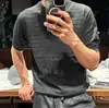 Camiseta de Verano Fina para Hombre de Manga Corta, Color Gris Claro, Estilo Old Money, Tejido Calado, con Acabado de Alta Gama para el Trabajo y el Uso Casual