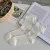 Calcetines Lolita Blancos con Ribete de Encaje y Lazo Estilo Girly de Malla Fina de Seda para Uniforme JK de Media Pantorrilla Combinados con Falda Corta