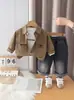 Conjunto de Ropa de Trabajo Estilo Primavera y Otoño para Niños, Conjunto de Tres Piezas Casual con Chaqueta y Jeans para Niños, Ropa Moderna de Otoño para Bebés de Manga Larga