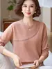 El popular suéter de punto con cordones diagonales y escote calado de este año es un nuevo estilo de otoño e invierno para madres, con un diseño simple y elegante de manga larga.