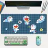 Alfombrilla de ratón de dibujos animados Doraemon extragrande, diseño de corazón, antideslizante, engrosada, borde con bloqueo, tapete para escritorio de oficina, en stock, venta al por mayor