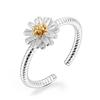 Anel de flor margarida de duas cores banhado a ouro anel de abertura fashion pequeno fresco versão coreana de flor de cerejeira anel feminino anel anel atacado