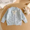 Cardigã de Tricô Infantil Primavera e Outono Estilo Coreano Menina Pequena Florzinhas 3D Laço Casaco Suéter Infantil Roupas Infantis Atacado
