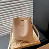 Bolso bandolera elegante y moderno, bolso nuevo para mujer a la moda y casual, bolso cubo simple personalizado verano 2026