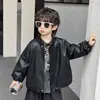 Conjunto de Roupa de Outono para Meninos Jaqueta de Couro Estilosa e Moderna Moda Primavera/Outono Infantil Estilo Coreano Camisa Xadrez Conjunto de Três Peças