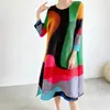Vestidos europeus e americanos transfronteiriços para comércio exterior, novo modelo 2026, gola redonda estampado solto plus size irregular Issey Miyake comprimento médio