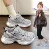 Tênis Super Modernos para Pais Sapatos Femininos Outono/Inverno Novos Malha Respirável Tênis Esportivos Solado Grosso Cinza Aumento de Altura Sapatos da Moda Para Crianças