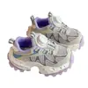 Zapatillas para niñas versión coreana 2026 modelo nuevo primavera y otoño para estudiantes de primaria, zapatos de papá con hebilla giratoria, zapatos casuales transpirables de doble malla