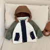 Jaqueta de Esqui Infantil 2026 Primavera Nova Estilosa Cor de Bebê Color Block com Capuz Estilo Macacão Jaqueta Roupa Infantil Outono Crianças