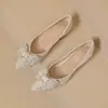 Sola macia 2026 novos sapatos de salto baixo pérolas strass bico fino laço boca rasa francesa sapatos femininos delicados novo estilo chinês salto grosso