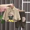 Nuevo y elegante atuendo de primavera 2025 para niños, con un lindo diseño de oso, un conjunto de dos piezas que incluye una camisa y pantalones, adecuado para niños en primavera y otoño, con mangas largas