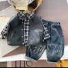 Conjunto de Ropa para Niños Primavera y Otoño 2026 Nueva Moda Ropa Infantil Bebé Otoño Estilo Coreano Chaqueta de Cuero a Cuadros Chaleco Conjunto de Tres Piezas