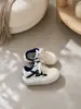 Tênis feminino branco puro de sola grossa 2026 nova coleção de primavera sapatos de plataforma versáteis minimalistas sapatos casuais que aumentam a altura para estudantes