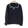 Silencioso y elegante, este suéter de punto de color block estilo francés presenta un borde festoneado y está hecho de lana merino de calibre 16.. Tiene cuello tipo polo y mangas largas, y está diseñado para mujeres.