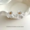 Pendientes de Flor Tridimensional Pintados con Spray Estilo Francés Dos Usos para Mujer, Gama Alta, Lujo Ligero, Exquisitos Pendientes de Moda de Diseño de Nicho