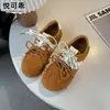 Tênis de treinamento alemão originais de couro genuíno, fofos e peculiares com biqueira larga, para mulheres, novidade super popular do outono de 2026, tênis esportivos casuais brancos com sola grossa, estilo Forrest Gump