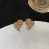 Brincos de Tarraxa Coração com Zircônia Banhados a Ouro 18k Real Luxo Leve Sensação de Alto Padrão Brincos Temperamento Versátil Design de Brinco Sentido Nicho
