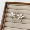 Estilo Niche Exquisito com um Toque de Luxo, Brincos de Flor de Íris Minimalistas para Mulheres, Pequenos e Simples, Targes Florais Modernos e Elegantes
