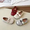 Sapatos de Couro Prateados da Moda para Meninas 2026 Outono Novo Respiráveis Solado Macio Sapatos de Performance Infantil Sapatos Individuais Vermelhos para Crianças