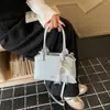2026 Nova Bolsa Quadrada Pequena Estilo Coreano com Laço e Pingente de Pérola para Mulheres, Bolsa Transversal Fashion Versátil, Nicho de Luxo