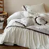 Conjunto de cama de quatro peças estilo retrô francês, grosso, escovado, 100% algodão, algodão de fibra longa, com fronhas de renda em rabo de peixe e capa de edredom e lençol de elástico bordados.