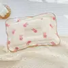 Almohada Moldeadora Anti-Cabeza Excéntrica para Bebé Almohada Correctora Venta al por Mayor Almohada Pequeña para Recién Nacido Lindo Dibujo Animado Crepé Universal para Todas las Estaciones