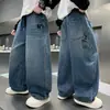 Calça Jeans Infantil Outono Novo Estilo 2026 Crianças Médias e Grandes Estilo Primavera e Outono Meninos Estilo Coreano Calça Casual Infantil Solta Tendência