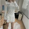 Camiseta de Manga Longa com Cruz de Letras Sânscritas para Mulheres Início da Primavera Novo Clássico Versátil Moda Nicho Tendência