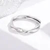 Nuevo Anillo de Cruz de Diamante Mobius 2025 para Hombres y Mujeres, Anillo Abierto Versátil de Color Vidrio de Gama Alta de Nicho