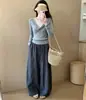 Nova coleção outono e inverno: suéter de tricô feminino com decote V e design torcido em X, apresentando um visual elegante estilo francês, acabamento em renda festonada e uma silhueta slim fit que valoriza a figura.