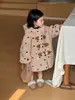 Invierno 2025 Nuevo Estilo Ropa Infantil Coreana Abrigo de Paño para Niñas con Capucha Punto de Polka Bordado de Felpa Chaqueta Larga Cálida