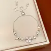 Pulsera de trébol con ojo de gato incrustado de diamantes, sensación de lujo ligero y alta gama, joyería de nicho exquisita y elegante para mujer, venta al por mayor