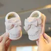 Sapatos de Bebê com Solado Macio para Crianças Pequenas, Primavera e Outono Antiderrapantes e Anti-Chute Sapatos Fofos de Bebê que Gritam Velcro Sapatilhas para Meninas Venda por Atacado