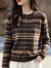 Cardigã de malha Fair Isle feminino espesso, com um padrão retrô clássico, um suéter quente e confortável para uso casual e para o trabalho.