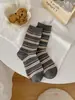 Calcetines de Mujer de Tubo Medio Rayados Simples Versátiles de Moda Estilo Coreano JK Aspecto Adelgazante Elegantes Estilo Universitario Calcetines Caídos