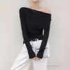 Looks de primavera e outono: Camiseta modal preta de manga longa, sexy de um ombro só, franzida, top feminino justo, branco, estilo simples