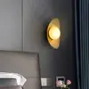Lámpara de pared minimalista moderna de estilo nórdico americano ecológica de cerámica, metal y madera en color beige para decoración del hogar y proyectos hoteleros