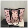 Bolsos de Mujer Transfronterizos Europeos y Americanos de Moda con Bolsos Tote de Estampado Simple Único, Nueva Moda 2026 Bolso de Hombro/Axila con Textura de PU