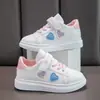 Tênis infantil 2025 novo modelo primavera e outono, sapatos brancos de couro com sola grossa e velcro, tênis esportivo infantil com solas macias, sapatos casuais